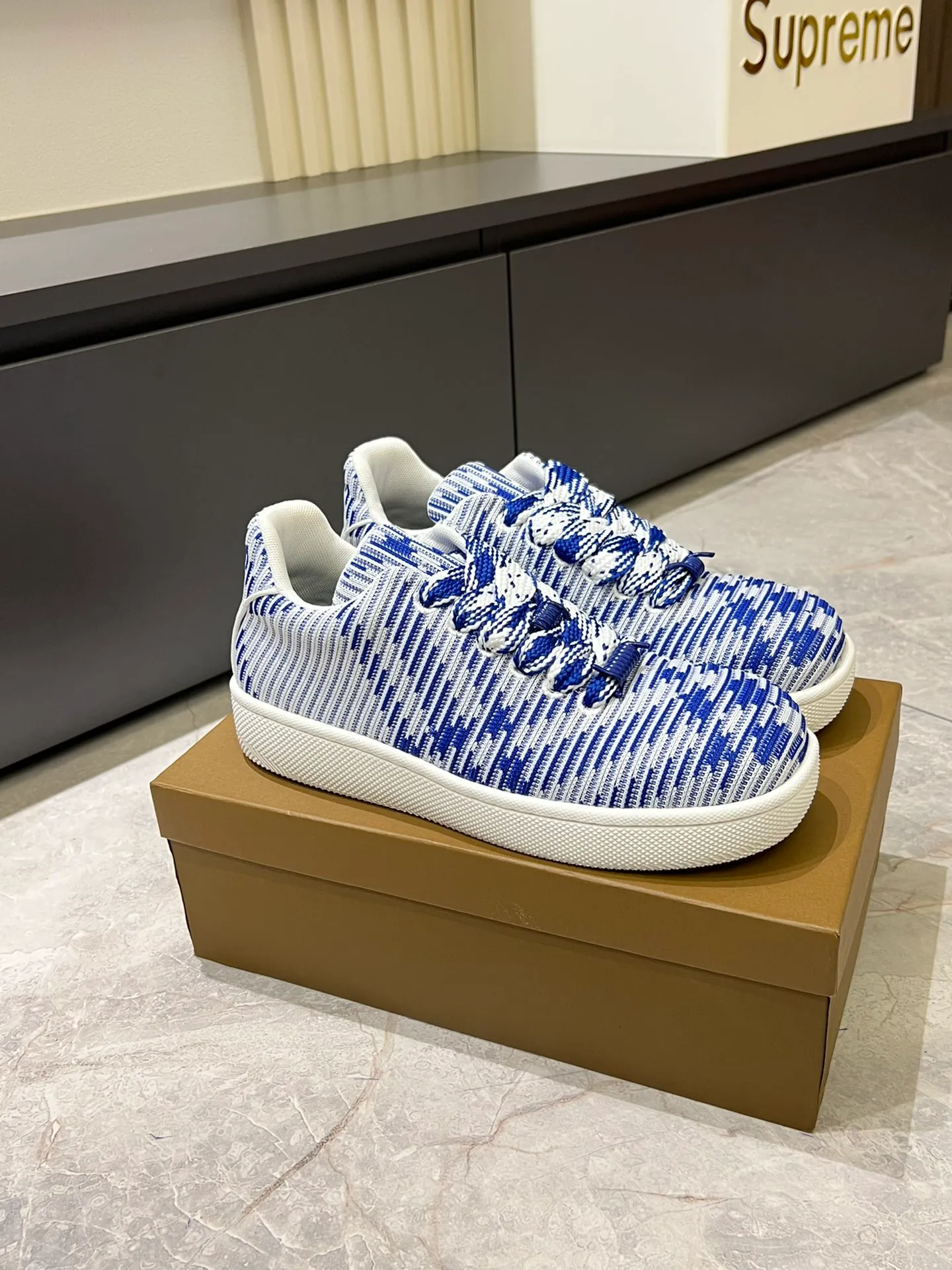 Men's shoes 💰p380 "Burberr*" new thick-soled men's casual sports shoes, cool sneakers and bread shoes, originally purchased and developed, the top version of Box series sports shoes, made of smooth calfskin fabric, embellished with embossed Equestrian Knight logo (EKD). Made of mesh lining, the laces are decorated with metal coils, the rubber soles are decorated with the Burberry letter logo, and the original molded 3.5CM two-color T men's shoes 💰pU outsole! Male 38-44 (45 customized)